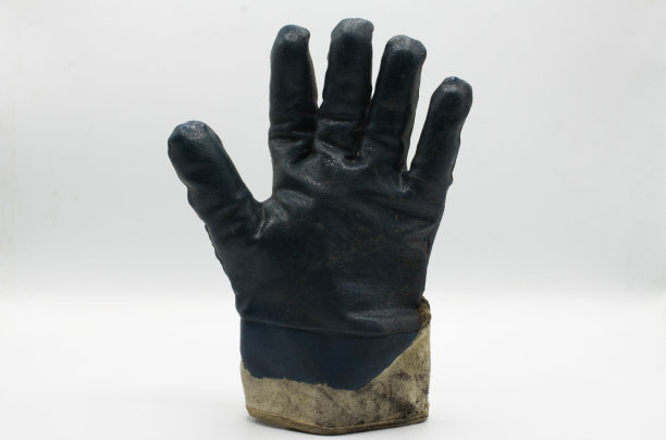 特写隔离脏保护皮手套显示五个手指，白色背景图片下载