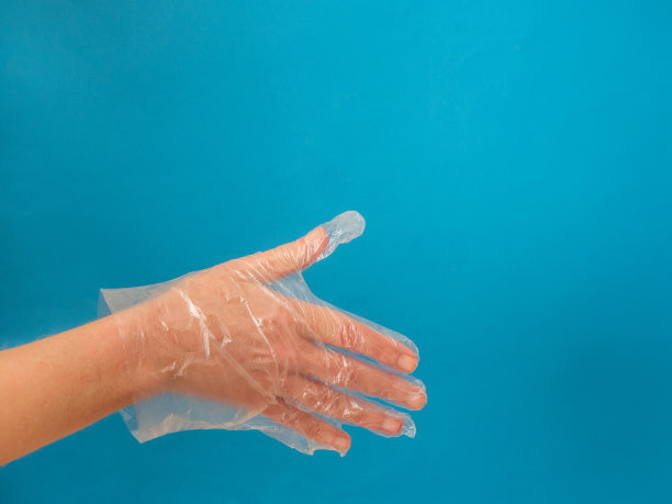 手用塑料手套在握手前用蓝色底色配合图片下载