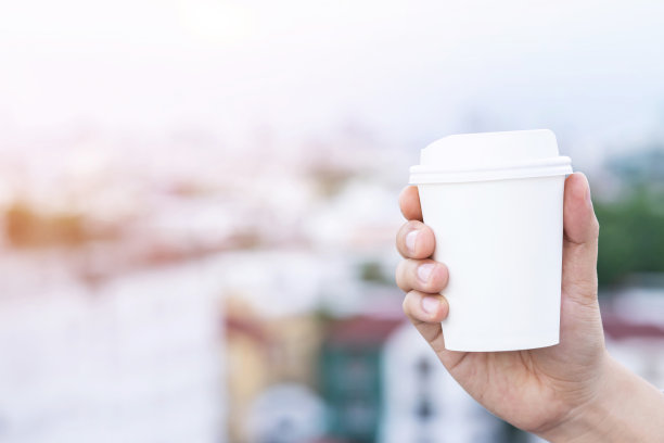 模型的男性手拿着一个咖啡纸杯孤立图片下载