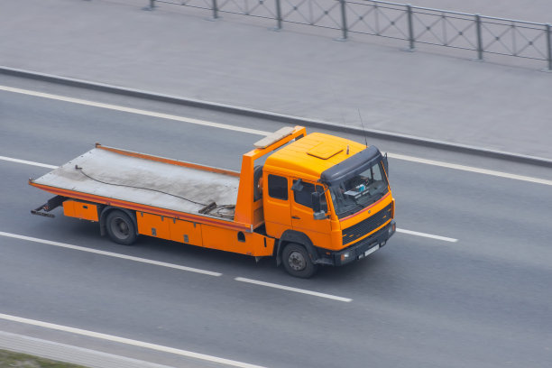 空的拖车在高速公路上行驶。图片下载