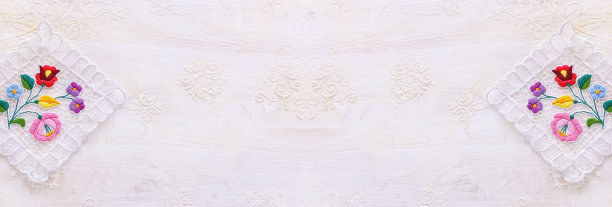 顶视图的花卉桌布与白色的木制背景图片下载