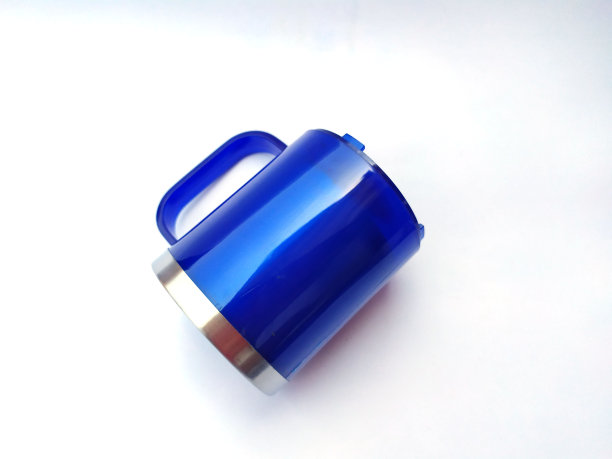 白色背景上的蓝色塑料咖啡杯图片下载