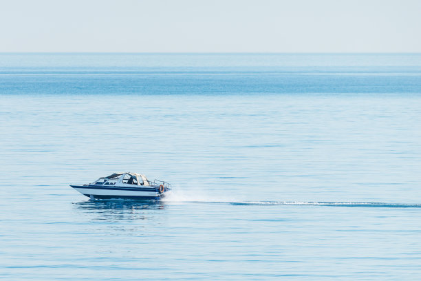 游船在公海上行驶。图片下载