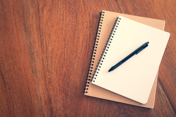 带钢笔和铅笔的笔记本放在木桌上图片下载