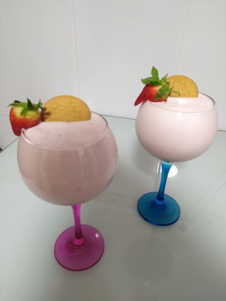 饼干和草莓奶昔图片下载