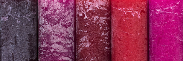 不同色调的红色和粉色蜡烛。图片下载