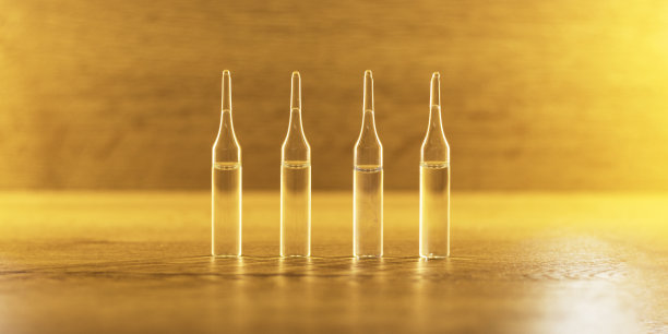 医疗安瓶特写。木制背景上放着四支玻璃安瓿。有选择性的重点。医学概念。图片下载