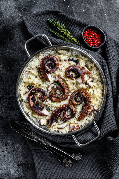 自制章鱼意大利调味饭。黑色背景。俯视图图片下载
