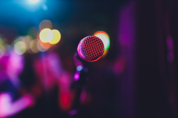 有背景的俱乐部舞台上的麦克风。图片下载
