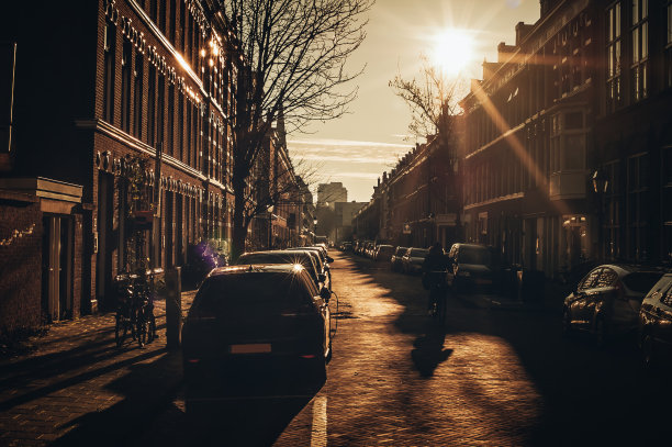 海牙街道和建筑的浪漫城市景观。日落和日出图片下载