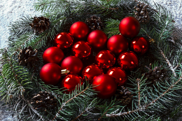 圣诞树的树枝，圆锥体和圣诞球玩具上的雪在鸟巢的形式。有选择性的重点。圣诞节，新年和寒假的概念照片。图片下载
