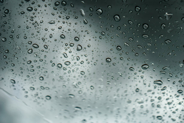 模糊背景，雨水打在汽车玻璃上图片下载