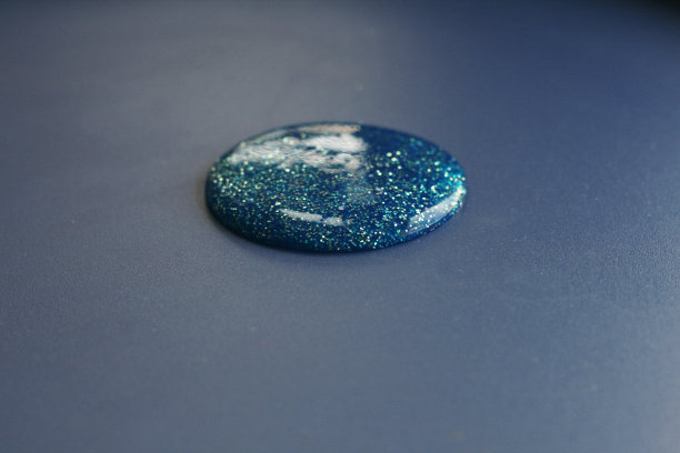 在黑暗的背景上有光亮的圆形物质图片下载