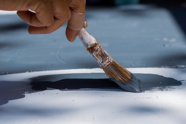 一只手的特写画一个白色的表面灰色图片下载