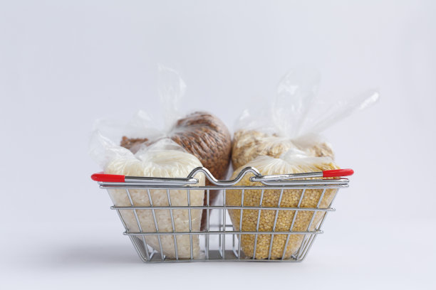 白色背景下杂货店篮子里的各种谷物图片下载