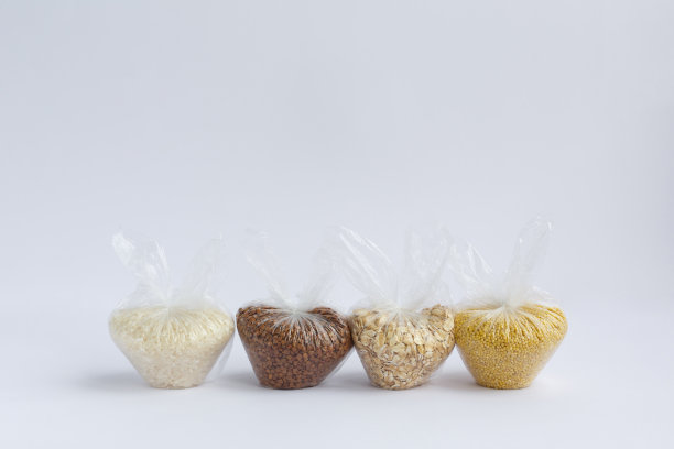 白色背景的塑料袋里有各种各样的磨碎物图片下载