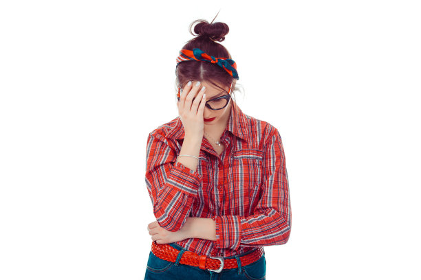 悲伤的女人用手捂着脸。图片下载