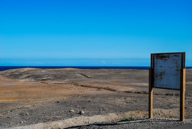 海滩以蓝天白云，数码照片图片为背景图片下载