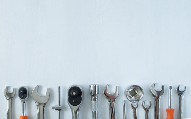 在轻的表面上的一套工具图片下载