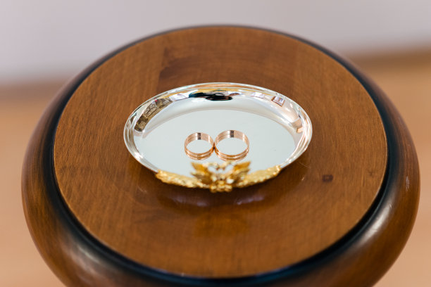 简单的金婚戒放在银盘上图片下载