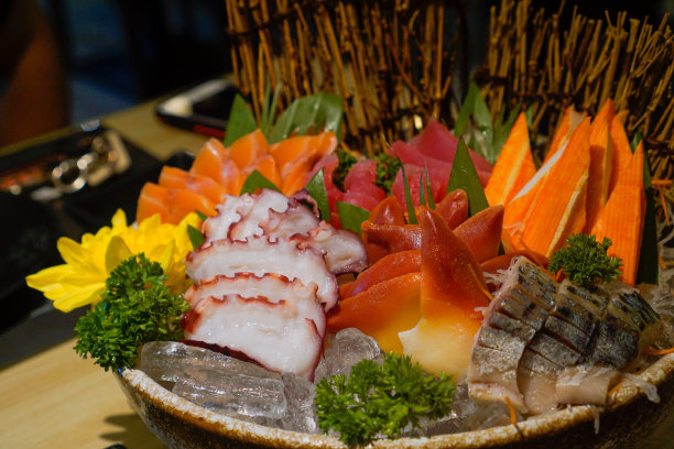 日本料理，生鱼片在盘子里图片下载