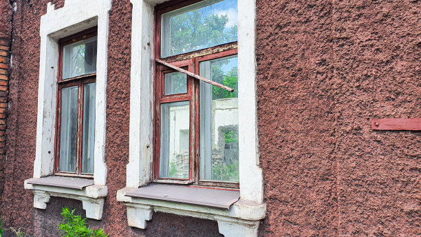 老房子毁了。还有蔚蓝的天空。老房子的遗迹。废弃的城市。。被地震摧毁的历史建筑的废墟。图片下载