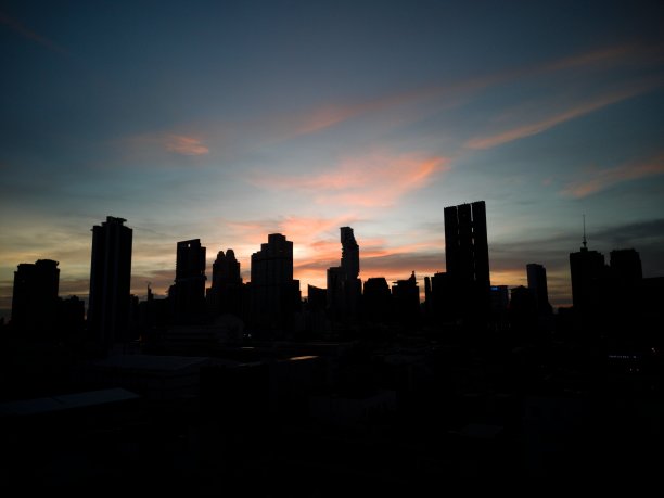 市中心的天际线建筑在日落与美丽的天空剪影在泰国曼谷图片下载