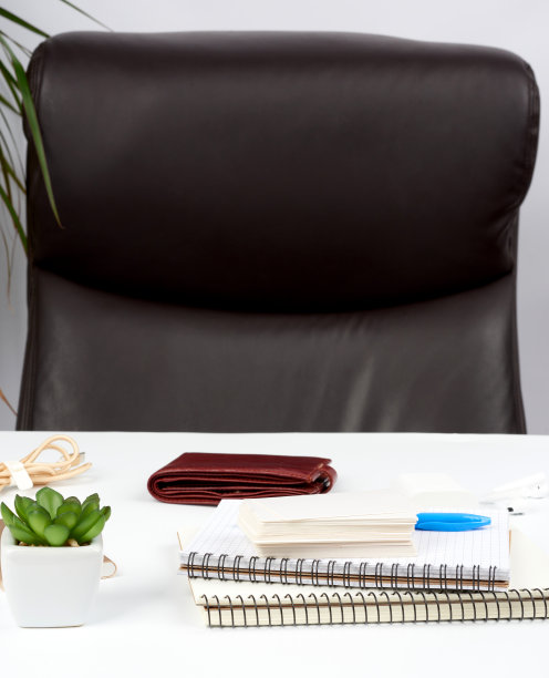 棕色皮革扶手椅和白色桌子，文具，纸笔记本图片下载