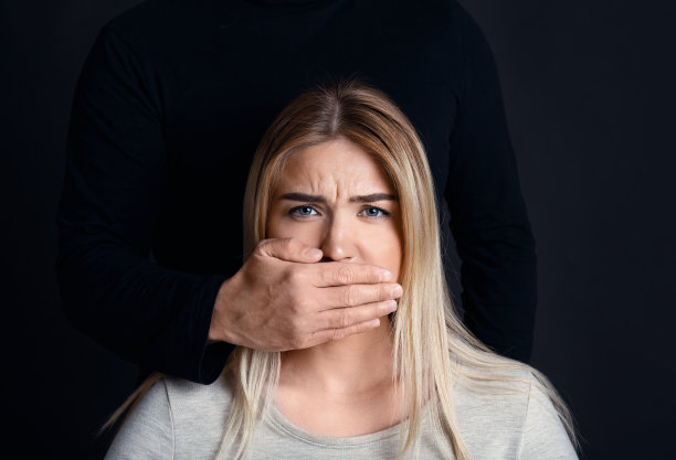 男人手捂着绝望害怕的女孩的嘴，身后是黑色的剪影图片下载