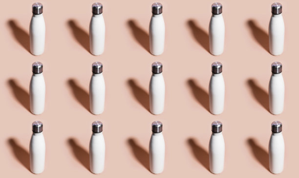 可重复使用的生态图案，不锈钢热水瓶的颜色白色，孤立在米色背景。图片下载