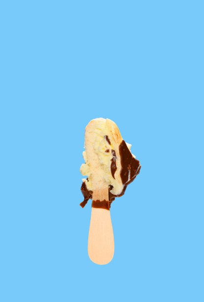 巧克力外冰棒与最后一点在蓝色的背景图片下载