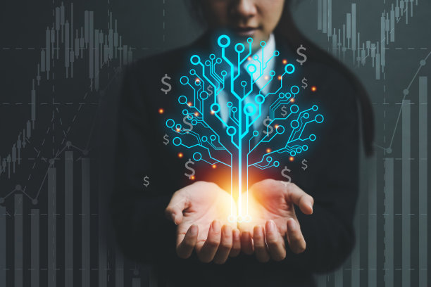 一个正在成长的商业女性手中的电子树面板的概念。图片下载