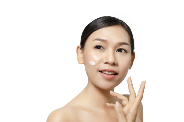 亚洲妇女在白色的背景上应用皮肤护理图片下载