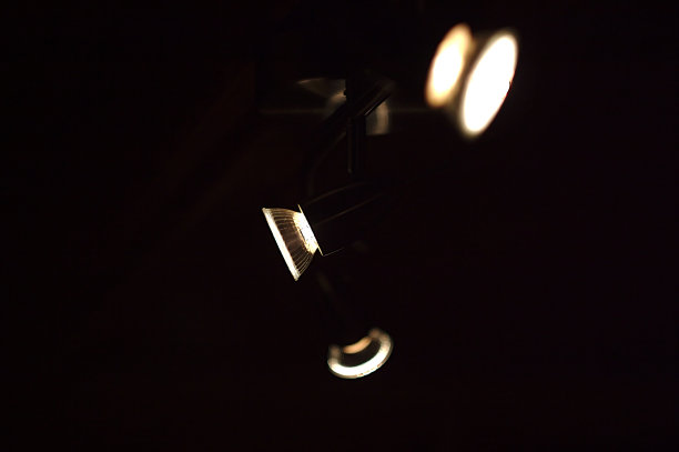 黑暗中的灯泡图片下载