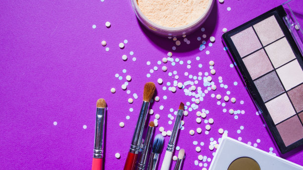 艺术模板眼影调色板，高亮粉和笔刷，图片下载