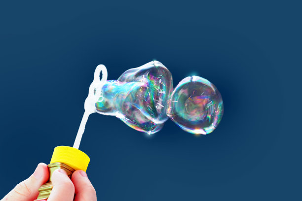 儿童吹泡泡，肥皂泡，儿童玩具，蓝色背景图片下载