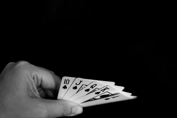 手握扑克牌图片下载