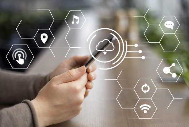 女性博主通过智能手机与社交网络上的粉丝聊天的特写，与虚拟屏幕上的图标拼贴素材图片