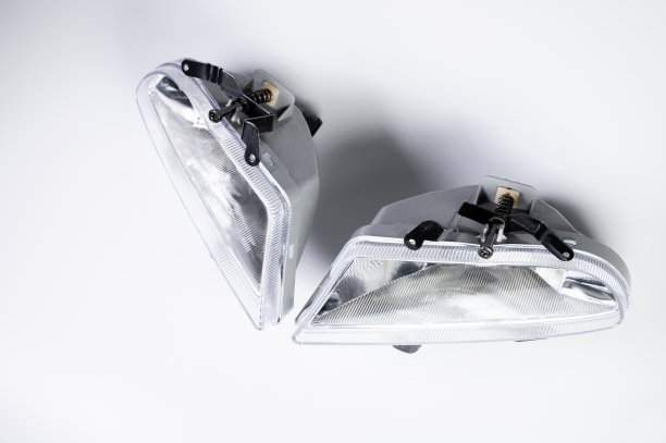 一对新的雾灯前灯备件在一个灰色梯度背景图片下载