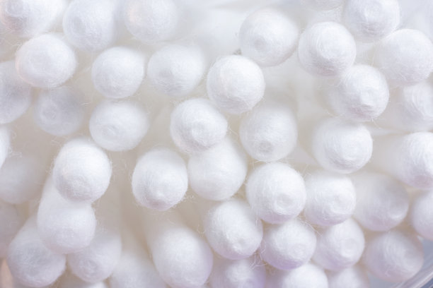 白色cotton-tipped拭子。耳朵贴得很近。软焦点的形象。图片下载