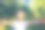 快乐的男孩拿着新鲜的苹果，满意地竖起大拇指。图片下载