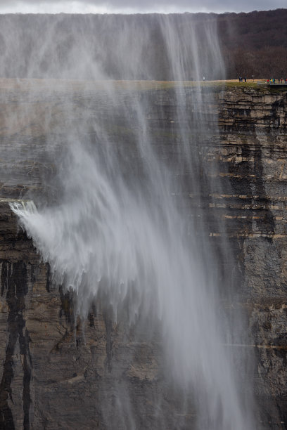 Nervion瀑布跳跃在布尔戈斯，西班牙图片下载