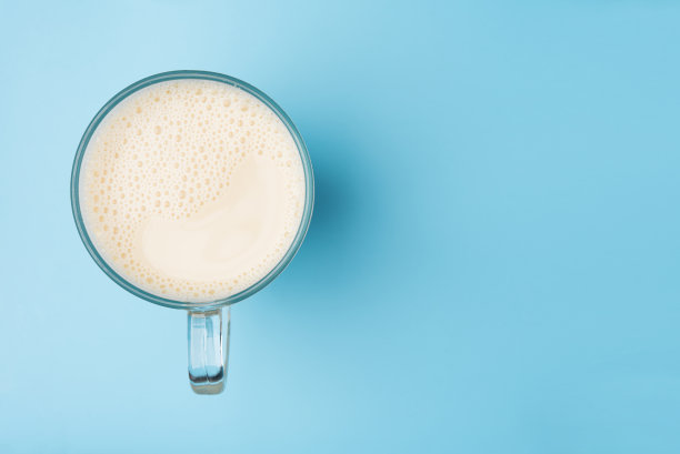 豆浆在玻璃隔离上的蓝色背景俯视图食品饮料对象设计图片下载