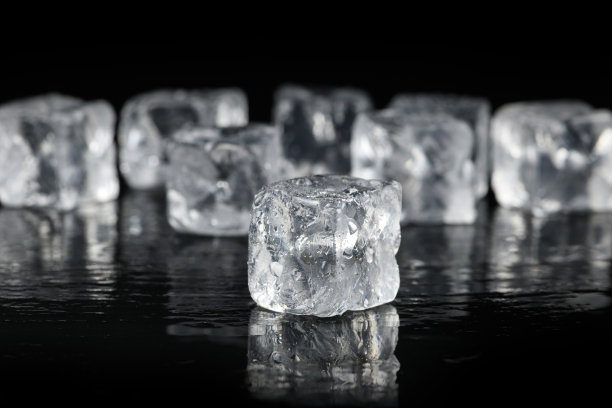 冰块反射在黑色的桌子背景上图片下载