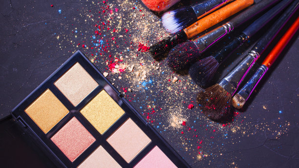 化妆品和化妆刷，专业刷子和调色板眼影图片下载