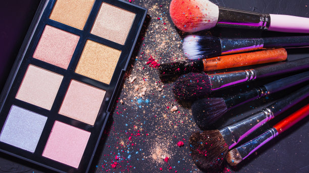 化妆品和美容，用阴影调色板和化妆刷画的静物画，图片下载
