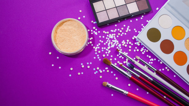化妆品和化妆品，眼影调色板，高光粉和画笔，图片下载