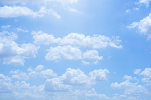 抽象的太阳和蓝天与云的背景。图片下载