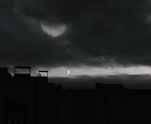 黑色和白色的城市月亮图片下载