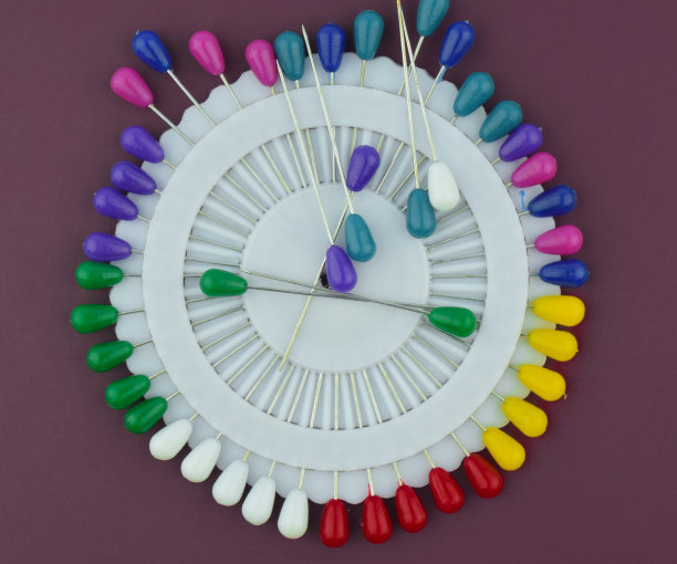 一些不同颜色的胸针别针上放置一套完整的胸针别针图片下载